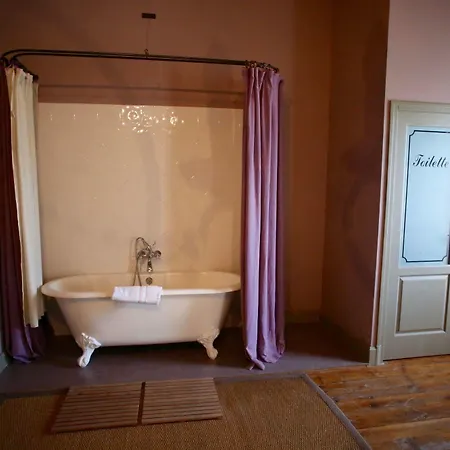 فندق مبيت وإفطار Domaine De La Fosse 3*